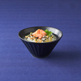 軽量　しのぎ反り丼　S　いぶし天目　盛付